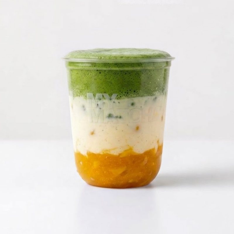 MY MATCHA のカップに入った、抹茶・ミルク・果肉の三層のドリンク