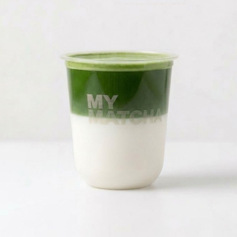 MY MATCHA のカップに入った、抹茶とミルクの二層のドリンク